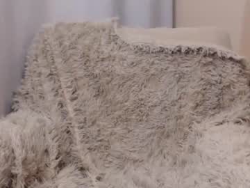 الام السمينة تمسك ابنها يستمني علي السرير وتجعله يرضع بزازها الكبيرة