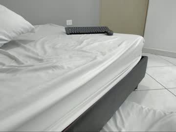 الام المزنوقة تمص زب احد ابناءها و تعطي كسها للاخر – قصص محارم