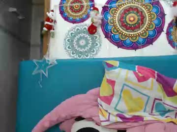 الاب ينيك ابنته سرا تحت البطانية واختها بتلعب بالتليفون مش عارفة