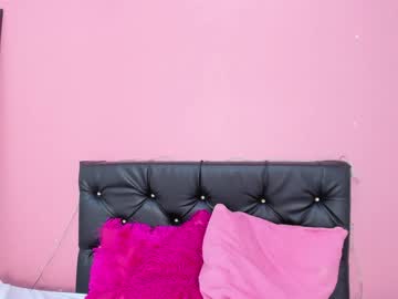 الام تخدع ابنها للنيك لكي تتخلص من عذريته و الاب ينضم معهم