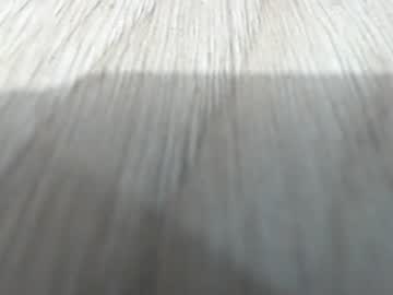 الأم المثيرة تغوي مدير المدرسة ببزازها الكبيرة ليقبل ابنتها