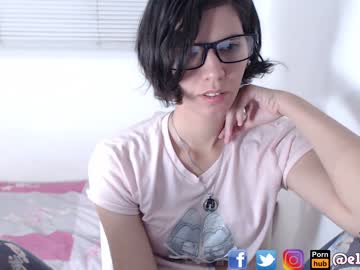 المدير ينيك زوجته بالغرفة و الديوث بالخارج ينتظر الترقية