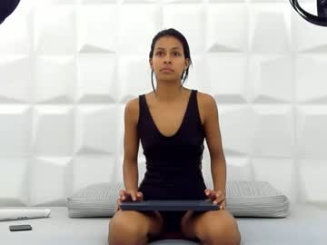 المراهقة الشقراء تقنع صديقها بصفقة العمل و كسها الضيق