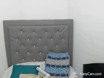 صديقته كبيرة البزاز تمص زبه أسفل الطاولة في نيك سري