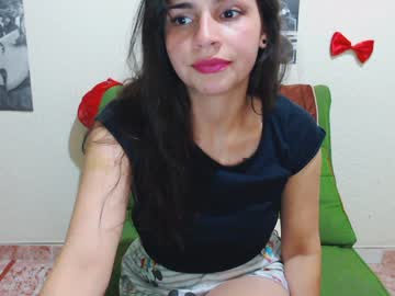 يلعب في كسها اثناء التصوير لتسخينها قليلا – قصص سكس جديد