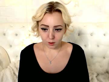 صديقته كبيرة البزاز تمص زبه أسفل الطاولة في نيك سري