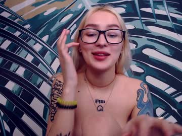 الموظف المتمرد لا يحترم مديرته الشرموطة كما ينبغي