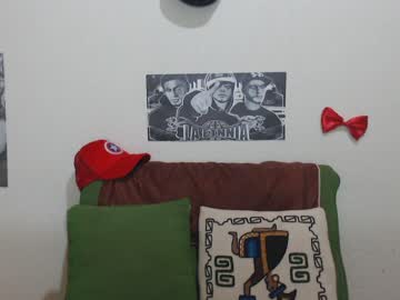 الولد المنحرف يسقط بنطلونهم أثناء ممارسة اليوجا مترجم