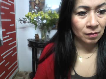 الام تسرق صديق ابنتها أثناء تناول الطعام في عيد الشكر