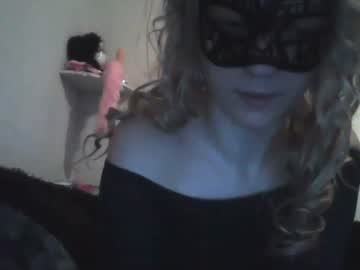 تطلب المساعدة من حبيبها للخروج و هي عالقة أسفل السرير